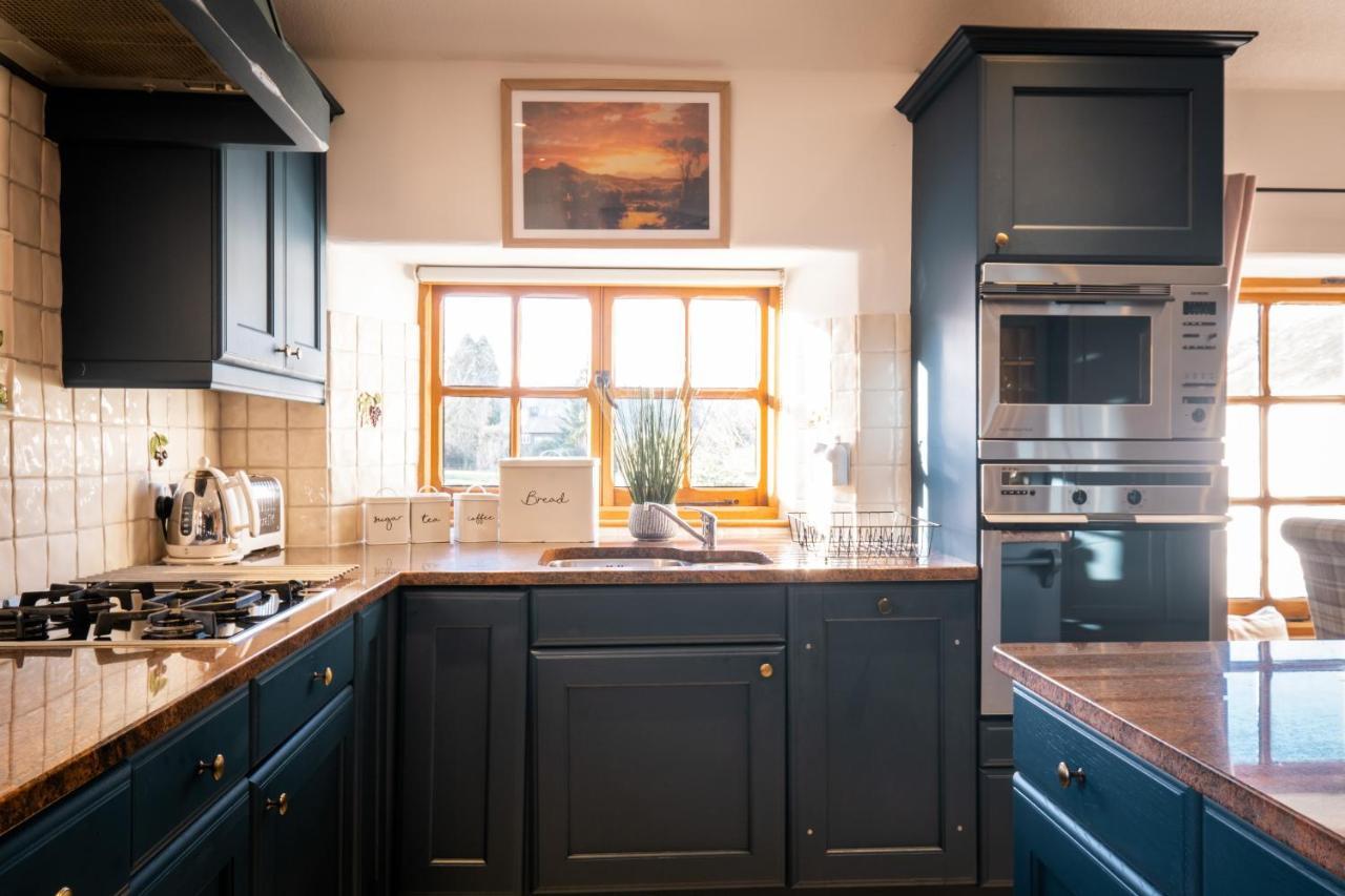 Stunning Cottage Grade 2 Listed With Parking And Hot Tub Боунесс-он-Віндермір Екстер'єр фото