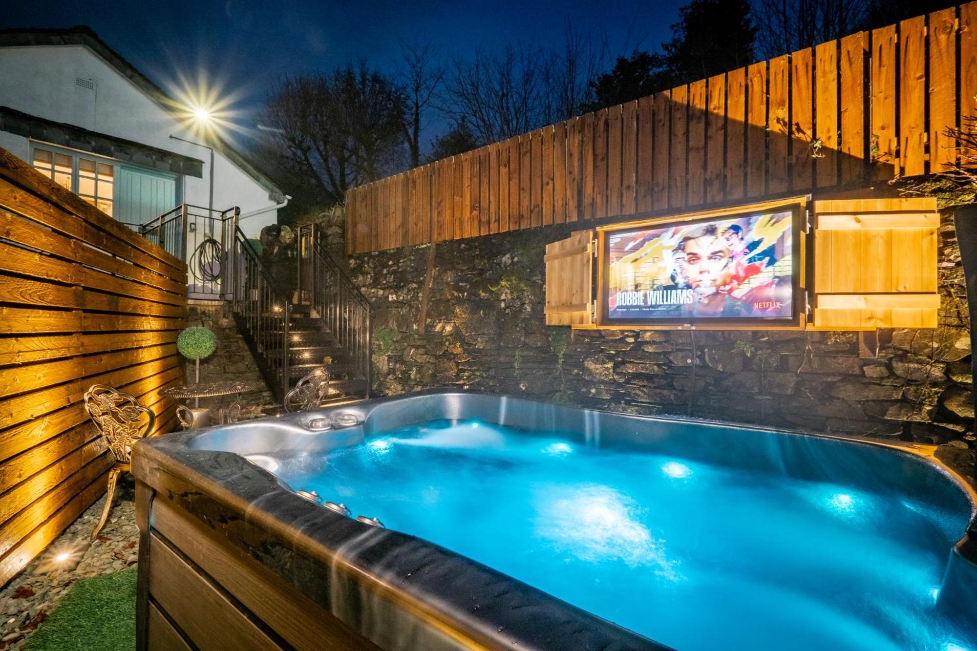 Stunning Cottage Grade 2 Listed With Parking And Hot Tub Боунесс-он-Віндермір Екстер'єр фото